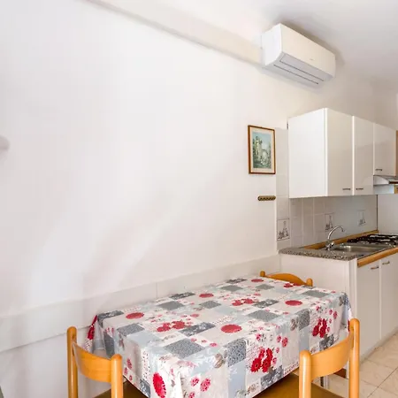 Comfy Flat By The 비비오네